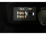 スマホやiPodを直接カーオーディオに接続し、音楽を高音質で楽しめるAUXを装備。iPhoneやスマホのデータ通信や、充電などに便利なUSBポートも装備。車内にあると便利なアイテムですね!