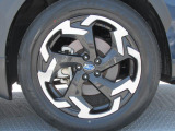 純正18インチアルミホイール。 タイヤサイズは225/55R18