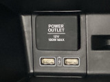 助手席前には横長のトレーとアクセサリーソケットがついています。その下に充電可能なUSB端子が2個ついていますので、手前のトレーにスマートフォンを置いて移動中でも充電できるので便利です。