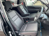運転席まわりです。実際に座ってみて、乗り心地を体験してみてください,視界も良好です