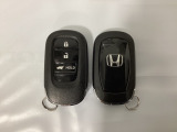 スマートキーを装備しています。鍵を差し込むことなくドアロックの開け閉めと、スタートボタン操作でのエンジンスタートができます。ボタン操作でトランクが開けられる電動テールゲートのボタンもついています。