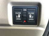 【両側パワースライドドア】です。リモコンや運転席のスイッチ操作で楽々自動開閉。