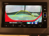 リバースギアに入れるだけで後方の表示へ切り替わります。夜間や雨の日の駐車も楽になりますよ。