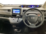 車内は光触媒抗菌消臭施工済です。インパネ周りはスタイリッシュなデザインで機能や装備も充実しています。グローブボックスやカップホルダーのほかにトレーなどたくさんの収納スペースが付いています。