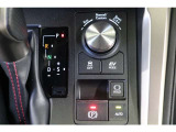 燃費優先のECO、走りと燃費のバランスにすぐれたNORMAL、すぐれた加速を発揮するSPORT。気分や走行状況に合わせて走りを選べます。夜間など、静かに走行したい時に便利なEVへの切替えも可能です。