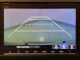 【バックカメラ】運転が苦手な方も車庫入れラクラクです!ギアをリバースに入れれば自動的に切り換わりますので、面倒な操作は不要です♪狭い駐車場もお車を傷つけず安心ですね!