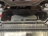 積み下ろしのしやすいデッキにはたっぷりと荷物を積み込んでいただけます。遊びから仕事まで、様々なシーンで頼れます♪