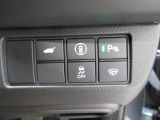 パワーテールゲートの開閉、パーキングセンサーや横滑りを防ぐVSA等のスイッチ類は運転席の右側、手の届きやすい位置にあります。