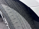 ホイールの状態やタイヤ溝の残り具合は、安全性や維持費にも関わる重要なポイントです。写真にて現状をご確認いただけますが、気になる点や詳細については、お気軽にお問い合わせください。
