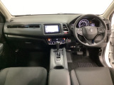 車内は光触媒抗菌消臭施工済です。スタイリッシュなデザインでスポーティなインパネ周りを演出します。グローブボックスやカップホルダーのほかにトレーなどたくさんの収納スペースが付いています。