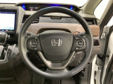 ハンドルにHondaセンシング系のクルーズコントロールやレーンキープアシストなどのスイッチと、オーディオの操作スイッチが装備されています。ハンドルから手を離さず安全に操作できます。