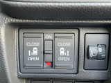 運転席右側に電動スライドドアのスイッチとヘッドライトのレベライザーがついています。