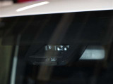 車線逸脱警報: 車線をはみ出しそうになると、ディスプレイの表示とブザーで警告します。