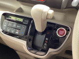 インパネシフトを採用しているので、前席の足元も広々としています。運転席と助手席の行き来もスムーズです!