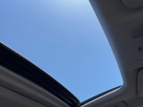 【サンルーフ】開放感たっぷりの希少装備、サンルーフが装着されています!車内に明かりを取り入れたり景色を楽しむ以外にも、車内の空気も簡単に換気できて快適です!