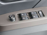 パワーウインドウスイッチオート機能搭載で運転席使用時は便利です。