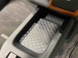 スマートフォンなどがスッキリ置けるセンターコンソールトレイです