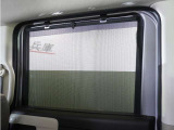 リアドアには【スクリーンサンシェード】が装備されています。日差しを和らげ、プライバシーの保護にも役立ちます。後部座席にお子様を乗車させるときも、ゆっくりお昼寝できます♪