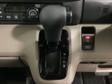CVT車のセレクトレバーです。低速から高速まで、変速ショックのないスムーズな走りと、エンジン効率のよい領域を維持して燃費にも貢献します。サイドブレーキはスイッチ操作の電子制御パーキングブレーキです。