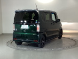 プライバシーガラスが装備されています。外を見るときには気にならずに、後方車両からは車内が見えにくい設計になっております。