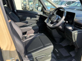アームレスト付きで、気持ちよく運転できます。