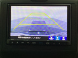バックでの車庫入れも安心です! リアカメラが付いているバックモニター付のナビを装備しております。操作線もついており距離感も画面から確認できます。