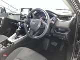 高いホールド性で運転姿勢が安定します。長距離ドライブでも疲れにくいのが魅力です。快適なドライビングライフをお送りください♪
