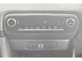 オートエアコンでお好きな温度に設定すれば自動的に温度を調節、車内を快適空間に仕上げてくれます。