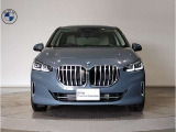 【BMWの伝統】BMWの特徴的な&ldquo;キドニーグリル&rdquo;は、80年以上続く伝統の形でございます。変わらないこだわりのデザインが、プレミアムブランド&ldquo;BMW&rdquo;を創り出します。