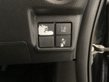 Hondaセンシング用の、VSA(ABS+TCS+横滑り抑制)解除と路外逸脱抑制機能のオンオフスイッチなどはハンドルの右側に装備しています。