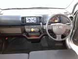 運転席周りのレイアウトをご覧ください。ナビゲーションが綺麗に装着されすっきり収まってますね!