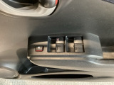 【パワーウィンドウスイッチ】ワンタッチで、パワーウインドウやドアミラーを操作できます。