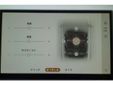 澄みきった高音から深みのある低音まで、すべての音とリズムを鮮やかに再生します。各シートの側には、ドアマウントスピーカーを配置。スムーズでクリアなサウンドをお楽しみいただけます。