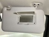 【運転席サンバイザー】鏡が付いているのでメイク直しなどにも便利★
