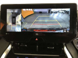 パノラミックビューモニター付きです。車両を上から見たような映像をディスプレイオーディオ画面に表示。運転席からの目視だけでは見にくい、車両周辺の状況をリアルタイムでしっかり確認できます。
