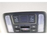 スライドドアの開閉は、ドアハンドルはもちろん運転席からのスイッチ操作でも可能です。お子様の送迎時の乗り降りも一段と楽になります。