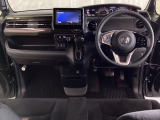 車内は光触媒抗菌消臭施工済です。スタイリッシュなデザインでスポーティなインパネ周りを演出します。グローブボックスやカップホルダーのほかにトレーなどたくさんの収納スペースが付いています。