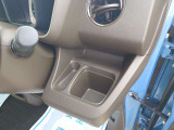 運転席側のドリンクホルダーは安定感のある埋め込み式となっています。