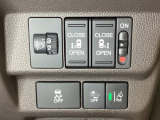 両側電動スライドドアは運転席から操作ができるよう、操作スイッチが付いています。その横にはヘットライトリベライザーのスイッチがついています。道路状況や積荷の加重に応じてライトの高さを調節できます。