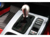 カチッとキマる扱いやすい位置に配置された6速マニュアルトランスミッションです☆車を自在に操る感覚はマニュアルならではのもの。こだわりのマニュアルで気持ちのいい走りが楽しめますよ♪