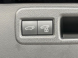 【パワーバックドア】スマートキーや運転席のボタンを押すだけでリアゲートが自動で開閉します!荷物を持っている時や、高い位置にあるバックドアを閉める際に便利な機能です♪
