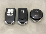 スマートキー付きですからドアロックの開閉およびエンジンスタートが楽々です。電動スライドドアの開け閉めもボタンで操作できます。加えて、純正リモコンエンジンスターター用の操作キーもついています。