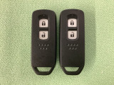スマートキーを装備しています。鍵を差し込むことなくドアロックの開け閉めと、スタートボタン操作でのエンジンスタートができます。スペアキーも同じものを用意しております。