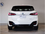 BMWのテールランプはプレスラインへと続く形状のため、統一感のある綺麗なラインを演出しております。