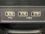 セレクトレバーの下に、スマートフォンなどの充電可能なUSB端子が2個、音源などの外部入力の可能なUSB端子が1個ついています。移動中に充電もできるので便利です。