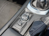 マツダコネクトを操作するコマンダーコントロールです。運転中に自然と手の触れる位置に配置されています。