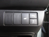 パワーテールゲートの開閉、横滑りを防ぐVSA等のスイッチ類は運転席の右側、手の届きやすい位置にあります。