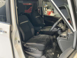運転席まわりです。運転席からの視界が左右に広く隅々まではっきりと見渡せます!クルマの前端も把握しやすく安心して運転できます!