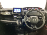 車内は光触媒抗菌消臭施工済です。スタイリッシュなデザインでスポーティなインパネ周りを演出します。グローブボックスやカップホルダーのほかにトレーなどたくさんの収納スペースが付いています。