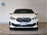 【BMWの伝統-1】BMWの特徴的な&ldquo;キドニーグリル&rdquo;は、80年以上続く伝統の形でございます。変わらないこだわりのデザインが、プレミアムブランド&ldquo;BMW&rdquo;を創り出します。